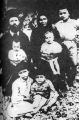 Ιερέας πλέον το 1935 ο Αθανάσιος Πιάς με την οικογένειά του: τη σύζυγο, τα τρία αγόρια και τα τρία κορίτσια του. (Πηγή: (Β013) Χατζηφώτη Ι. Μ., Πέραν από το καθήκον, παπα – Θανάσης Πιάς (1894 – 1947), Εκδόσεις Ι. Μητροπόλεως Ναυπάκτου και Αγίου Βλασίου, αρ. 2, σελ. 107.)